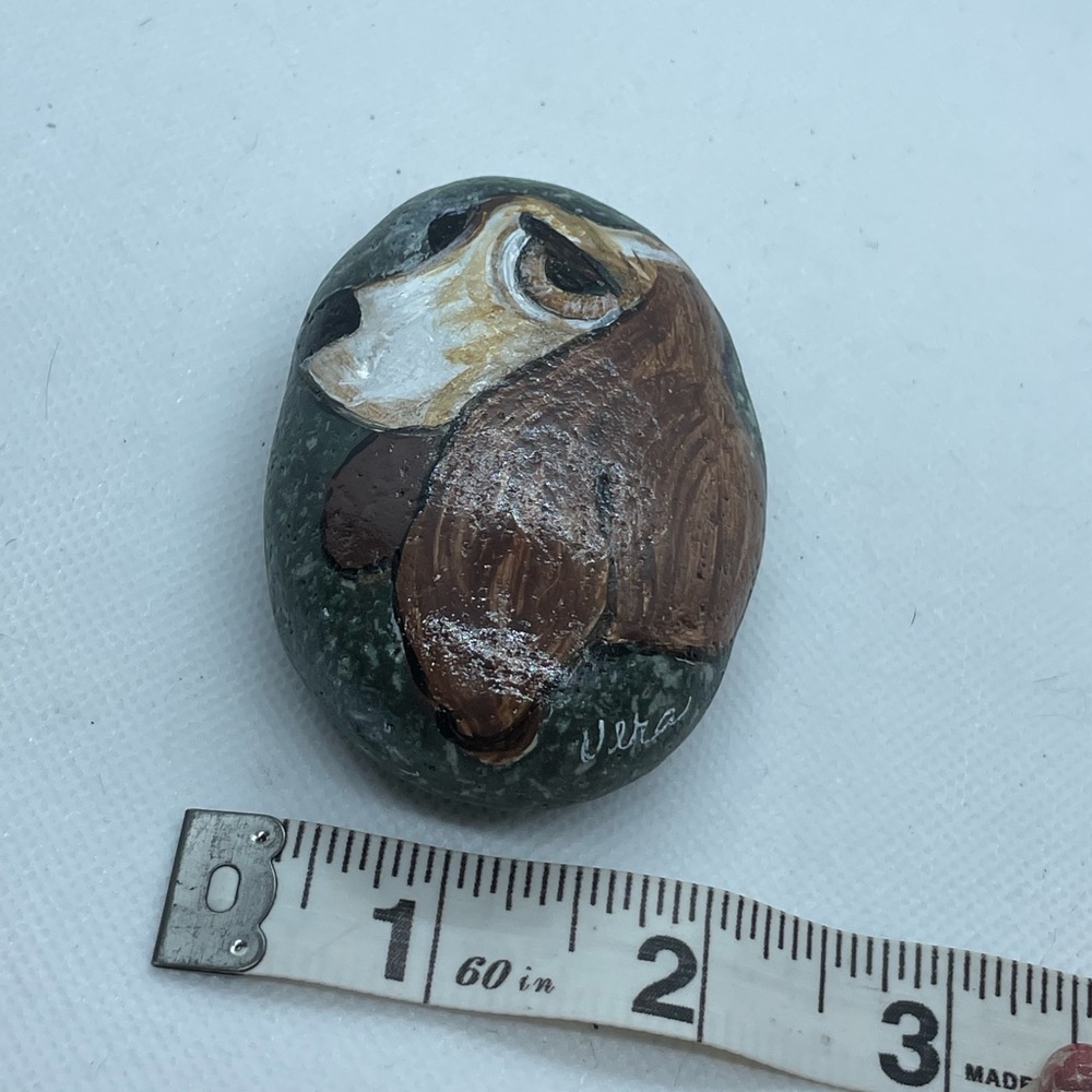 Hand crafted painted dog on natural black rock brown tan white puppy 3x2 inches - Picture 6 of 7